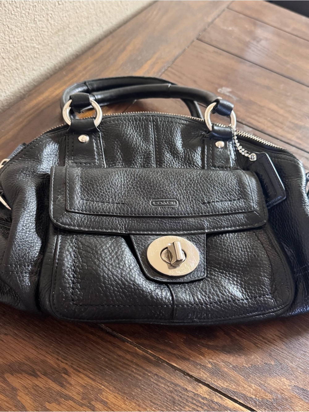 Vintage coach Y2K Hampton black leather dome turn lock satchel bag